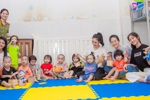 Thí sinh Miss World- Việt Nam hóa 'chị Hằng' đem Trung thu cho trẻ mồ côi