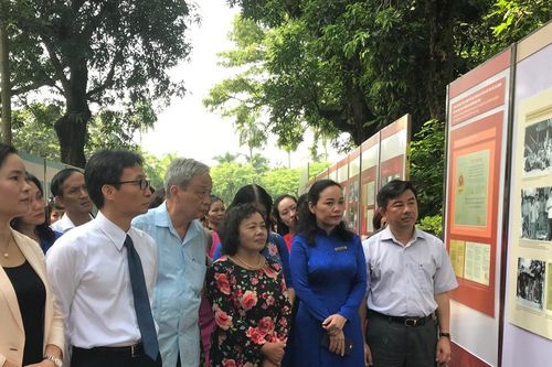 Triển lãm 200 hình ảnh tư liệu về Chủ tịch Hồ Chí Minh