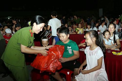 Công an Hà Nam tổ chức đêm hội 'Gọi trăng về' cho con CBCS