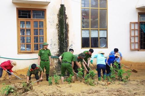 Công an tỉnh Hà Giang tăng cường giúp dân khắc phục hậu quả thiên tai