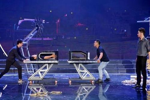 Ảo thuật gia Việt gây bất ngờ với màn cưa người lần đầu ra mắt