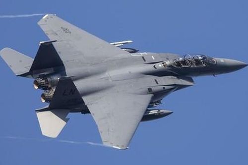 Hy hữu tiêm kích F-15 Mỹ suýt va chạm trên không với... người nhảy dù