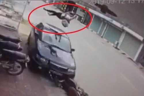 Đi xe đạp điện bên trái đường, thiếu nữ bị ô tô hất văng lên không trung