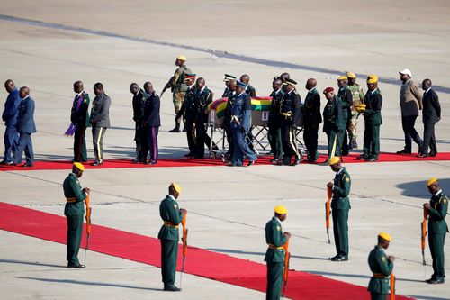 Linh cữu cựu TT Mugabe trở về 'Mái nhà Xanh' ở thủ đô Zimbabwe