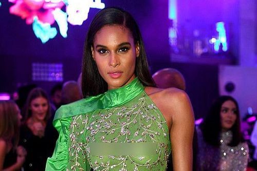 Thiên thần Victoria's Secret lộ vòng một khi diện mốt không nội y