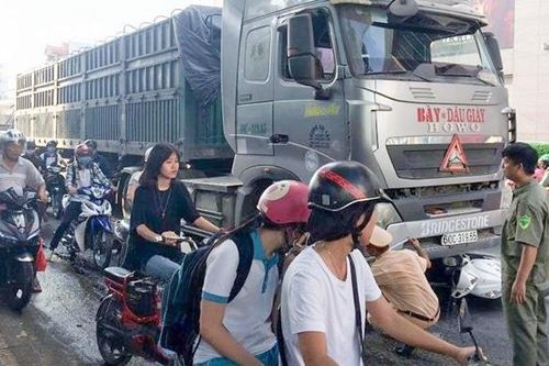 2 nữ sinh bị xe đầu kéo cán thương vong