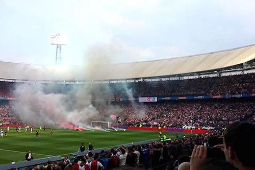 Pháo sáng: Vũ khí của hooligan