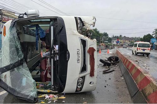 Xe khách tông giải phân cách làm hai người bị thương