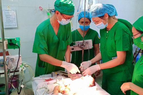 Vượt gần 150 cây số cứu sống bé gái 9 ngày tuổi bị thoát vị hoành