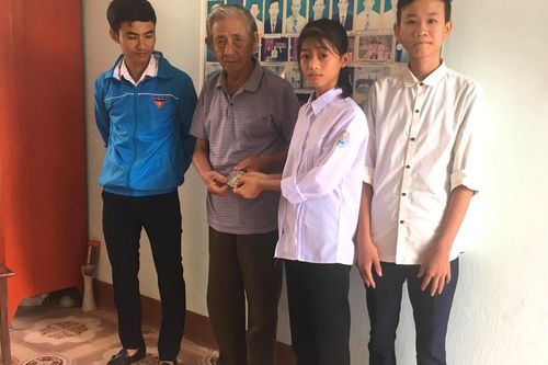 Tặng giấy khen cho học sinh nhặt được của rơi, tìm người trả lại