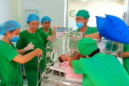 Bé 9 ngày tuổi bị dạ dày, ruột chui lên lồng ngực đẩy tim lệch sang phải