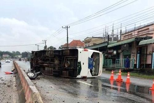 Xe khách đâm vào dải phân cách rồi lật ngang giữa đường