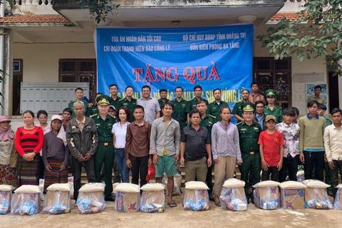 Chi đoàn Báo Công lý phối hợp với Bộ đội Biên phòng Quảng Trị tặng quà người dân vùng lũ