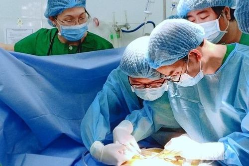 Bác sĩ Sài Gòn vượt 150 km cứu em bé có ruột chui qua lồng ngực, tim lệch phải