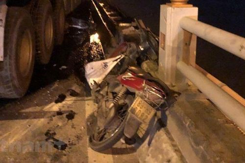Hiện trường vụ xe container gây tai nạn, hất 1 người xuống sông Hồng