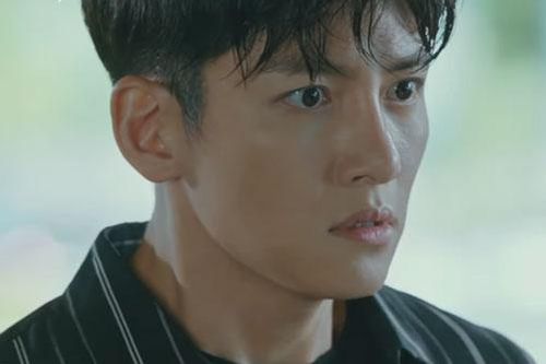 Ji Chang Wook bị gái tát 'sấp mặt', bắt đền 20 năm thanh xuân