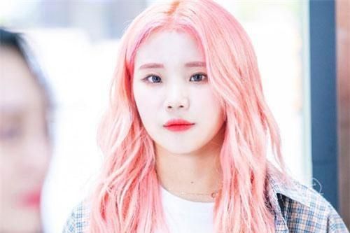 'Nữ idol xấu nhất lịch sử Kpop' bất ngờ lộ ảnh hẹn hò, công khai tình tứ bất chấp với bạn trai ngoài phố?