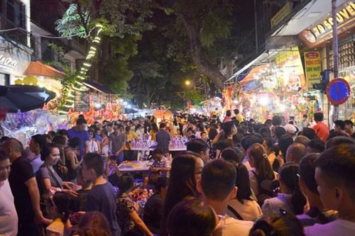 Hàng ngàn người chen lấn dạo chợ Trung thu truyền thống