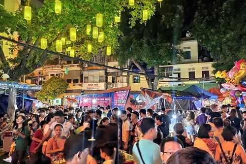 Hà Nội: Biển người đông nghịt đổ về phố Hàng Mã chơi Trung Thu