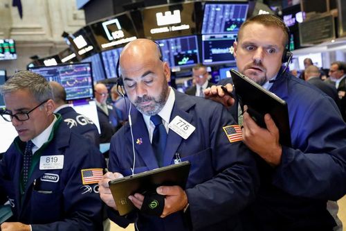 S&P 500 lên ngưỡng gần kỷ lục nhờ tin thương mại, lãi suất