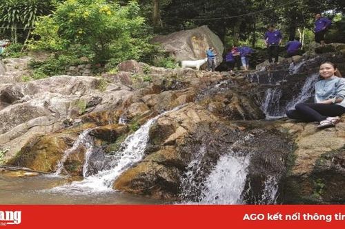 Những dòng suối đẹp như tranh vẽ vùng Bảy Núi