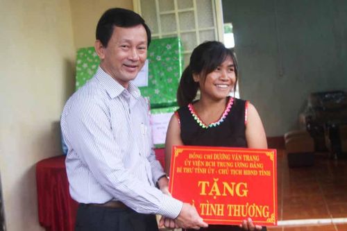 Bí thư Tỉnh ủy Gia Lai tặng nhà cho hộ nghèo