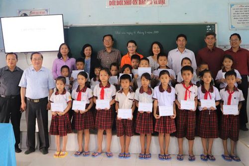 Khối thi đua Các cơ quan Đảng tỉnh Lâm Đồng tặng học bổng cho học sinh vùng lũ Đạ Tẻh