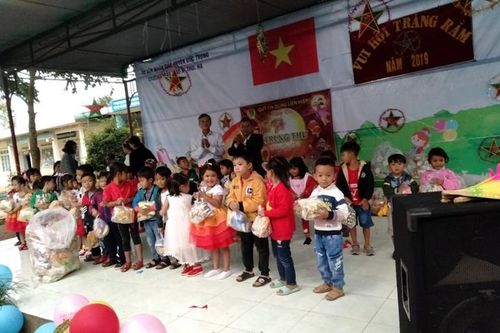 Trao 1.155 phần quà Trung thu cho trẻ em vùng khó khăn
