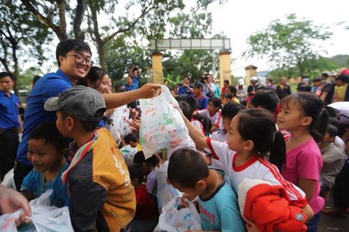 Chi đoàn Báo Lâm Đồng trao quà Trung thu và học bổng cho thiếu nhi vùng lũ Đạ Tẻh