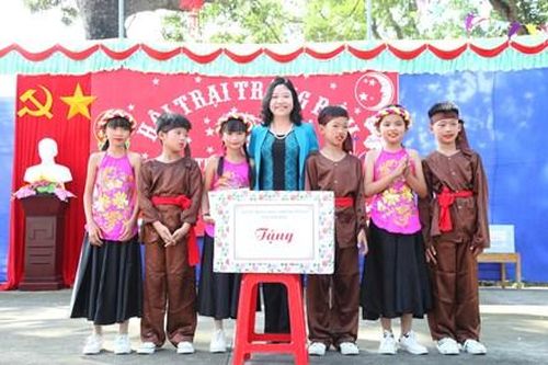 Đồng chí Phó Chủ tịch HĐND tỉnh tặng quà Tết Trung thu tại Nho Quan