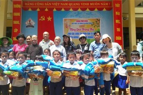 Tặng hàng trăm suất quà cho thiếu nhi và người dân vùng lũ huyện Hướng Hóa