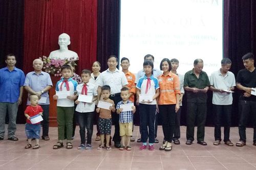 Hỗ trợ tổ chức Tết Trung thu, tặng quà trẻ em vùng Dự án Núi Pháo