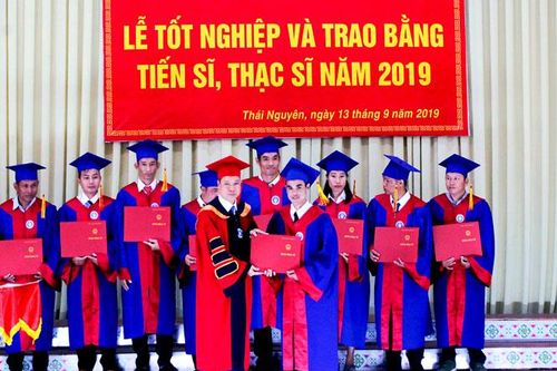 Trao bằng cho 274 tân tiến sĩ, thạc sĩ