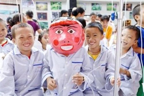 Mang Trung thu yêu thương đến với bệnh nhi