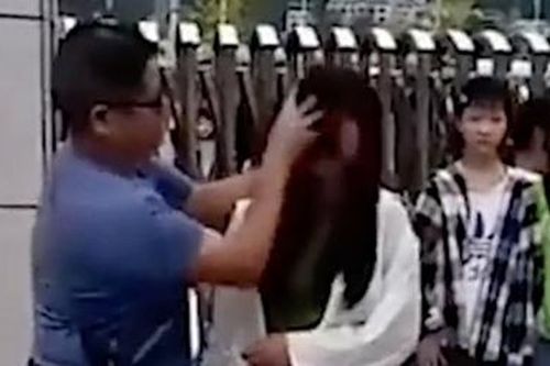 Dùng khăn 'tẩy trang' cho học sinh, giáo viên Trung Quốc gây tranh cãi