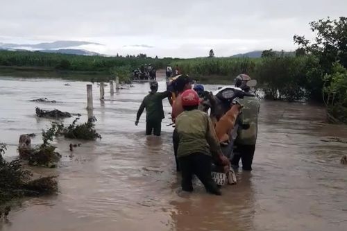 Thầy cô liều mình vượt lũ dữ đến ngôi trường mang tên Anh hùng Núp