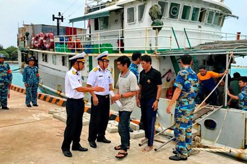 Hải quân đảo Sinh Tồn hỗ trợ 46 ngư dân lâm nạn ở vùng biển Trường Sa