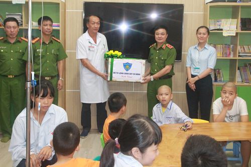 Bộ Tư lệnh CSCĐ mang Trung thu ấm áp đến các bệnh nhi