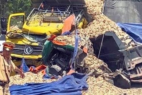 Xe tải đâm nhau, gỗ dăm tràn ra 'nuốt' hai đầu xe