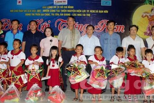 Mang Trung thu đến trẻ em vùng Bảy Núi