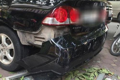 Hà Nội: Cửa kính chung cư bất ngờ rơi xuống đất làm hỏng xe ô tô, nhiều người ngồi trà đá may mắn thoát nạn