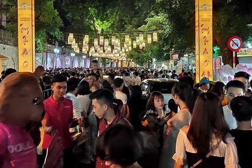 Hà Nội: Dân đổ lên phố cổ đêm Trung thu vui chơi và ngao ngán lắc đầu 'nhìn đâu cũng thấy người'