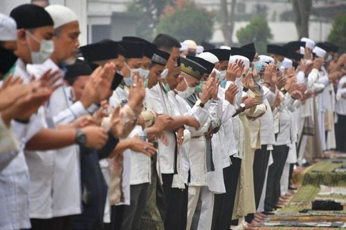 Người Indonesia cầu mưa giữa đồng hy vọng dập tắt cháy rừng