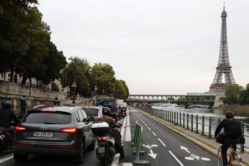 Đình công lớn kỷ lục, đường phố Paris ùn tắc hơn 380 km