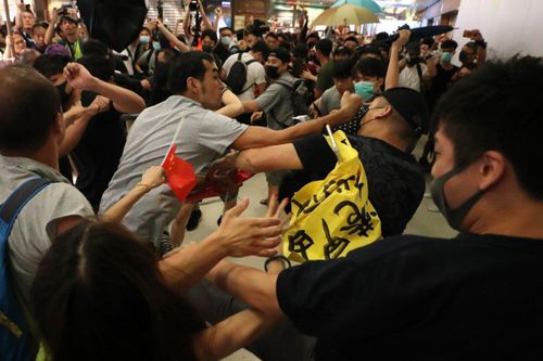 Hai nhóm biểu tình ở Hong Kong đụng độ gây hỗn loạn