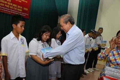 Phó Thủ tướng Trương Hòa Bình trao quà, học bổng cho học sinh dân tộc Chăm