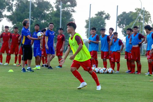 U19 luyện quân dưới sự chỉ huy của 'Phù thủy trắng' người Pháp