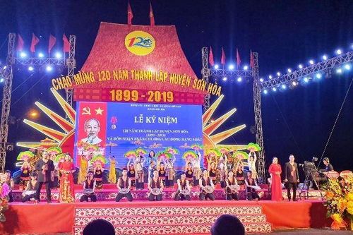 Sơn Hòa đón nhận Huân chương Lao động hạng nhất