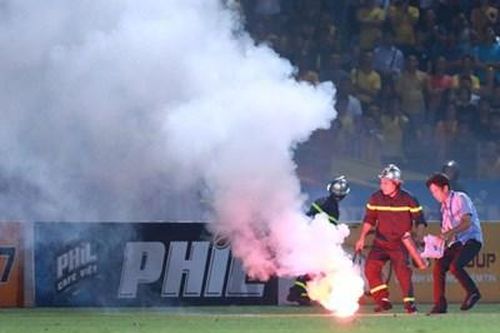 Khởi tố vụ bắn pháo sáng trên sân Hàng Đẫy