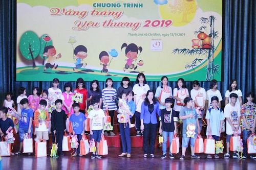 Hơn 500 thiếu nhi khó khăn vui Tết Trung thu